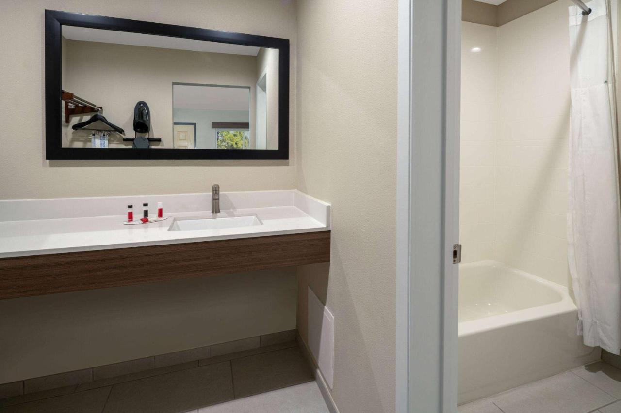 Ramada By Wyndham Modesto Yosemite Area Hotel Luaran gambar